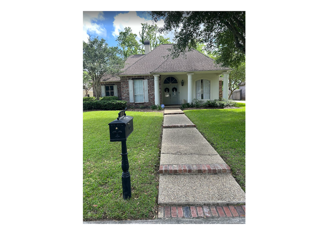 Property at 18530 Plantation Blvd, Prairieville, LA 70769, 3 beds, 2 baths