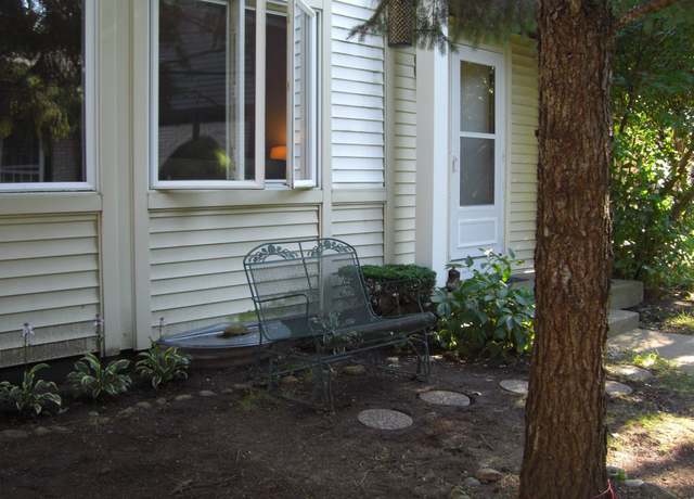 Property at 1154 Inverrary Ln, Deerfield, IL 60015, 2 beds, 1.5 baths