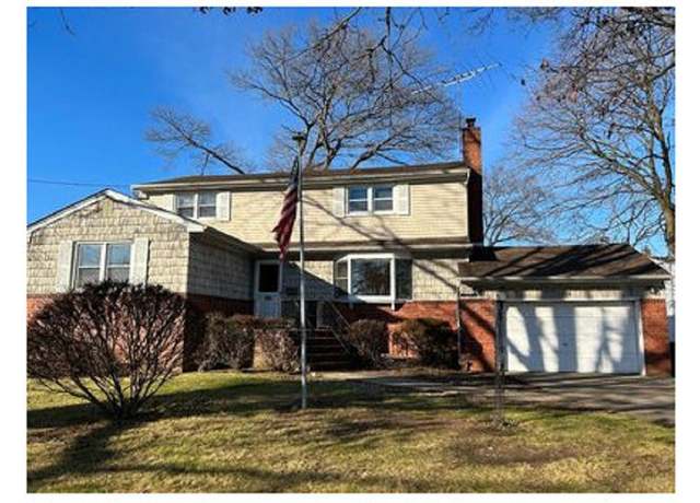 Property at 1314 13th St, West Babylon, NY 11704, 5 beds, 2.5 baths
