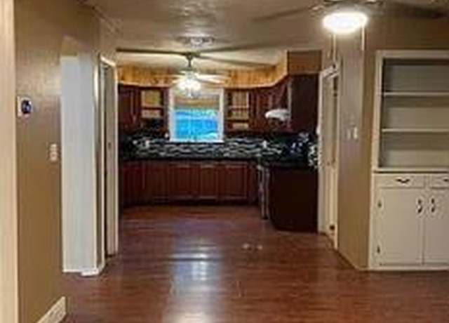 Property at 1504 Justice Dr, Port Lavaca, TX 77979, 5 beds, 2 baths