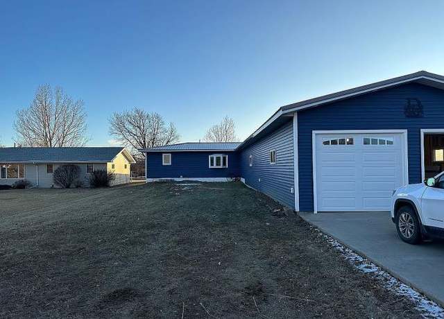 Property at 311 S Broadway St, Gettysburg, SD 57442, 3 beds, 3 baths