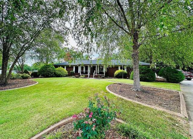 Property at 2 Rosemont Dr, Taylors, SC 29687, 3 beds, 2 baths