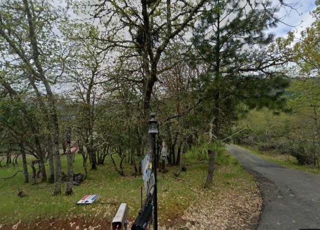 Property at 872 Scott Dr, Grants Pass, OR 97527, 5 beds, 2.5 baths