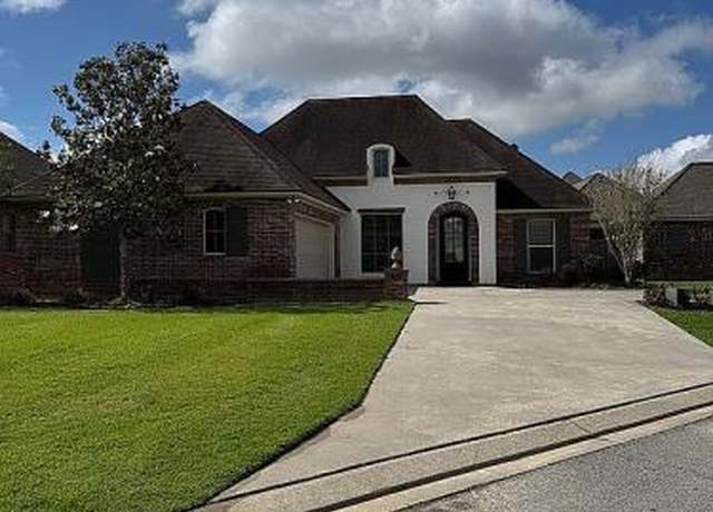 Property at 400 La Villa Cir, Youngsville, LA 70592, 3 beds, 2 baths