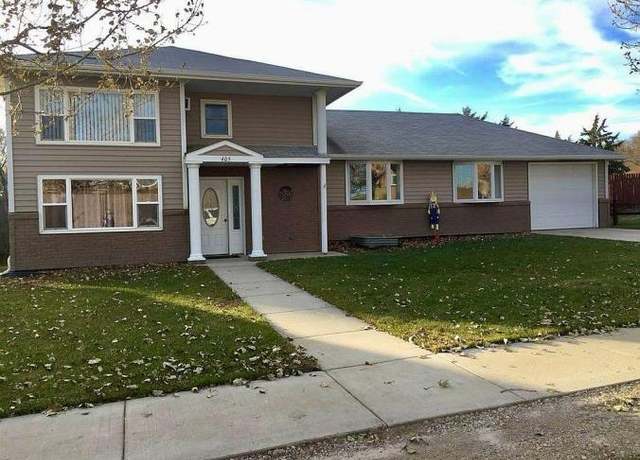 Property at 405 Jackson Ave, Murdo, SD 57559, 4 beds, 3.5 baths