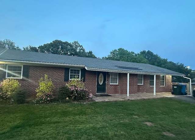 Property at 1241 2nd St SE, Hickory, NC 28602, 3 beds, 2.5 baths