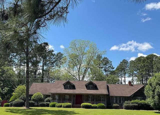 Property at 310 Lakewood Dr, Tifton, GA 31793, 4 beds, 3 baths