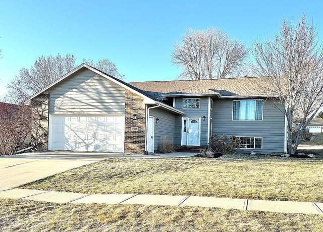 Property at 608 Fairway Dr, Dell Rapids, SD 57022, 4 beds, 3 baths