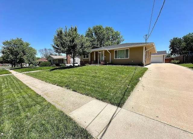 Property at 613 32nd St, West Des Moines, IA 50265, 3 beds, 2 baths