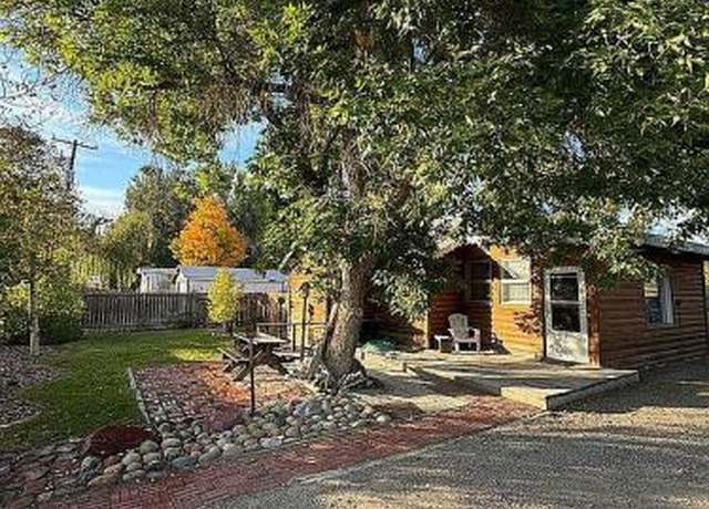 Property at 323 Bridge Ave, Worland, WY 82401, 2 beds, 1 bath