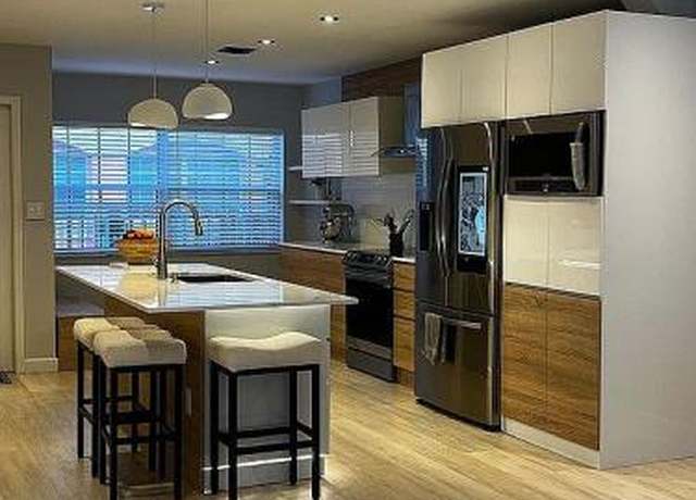Property at 801 NE 1st St Apt 2, Fort Lauderdale, FL 33301, 3 beds, 2.5 baths