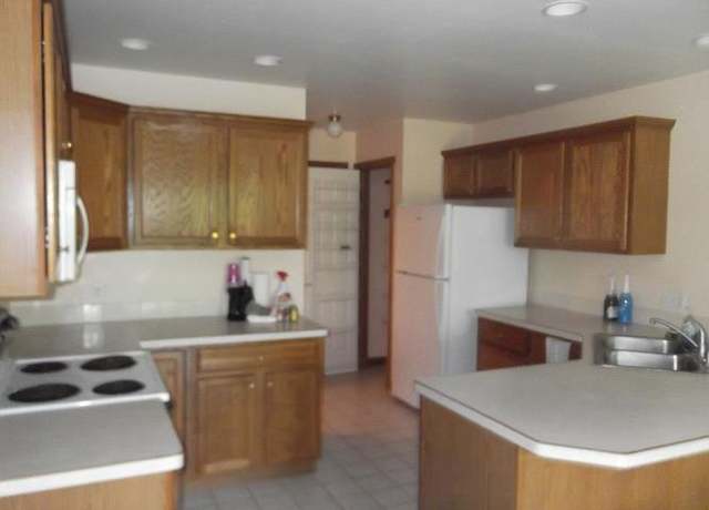Property at 3093 Creekwood Cir, Bay City, MI 48706, 3 beds, 2 baths