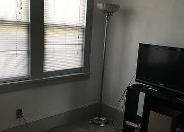 Property at 1125 K Ave NW, Cedar Rapids, IA 52405, 2 beds, 1.5 baths