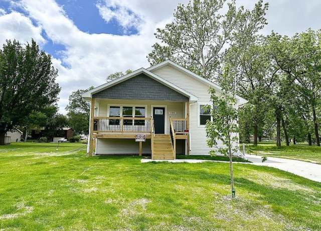 Property at 1354 E 26th St, Des Moines, IA 50317, 3 beds, 3 baths