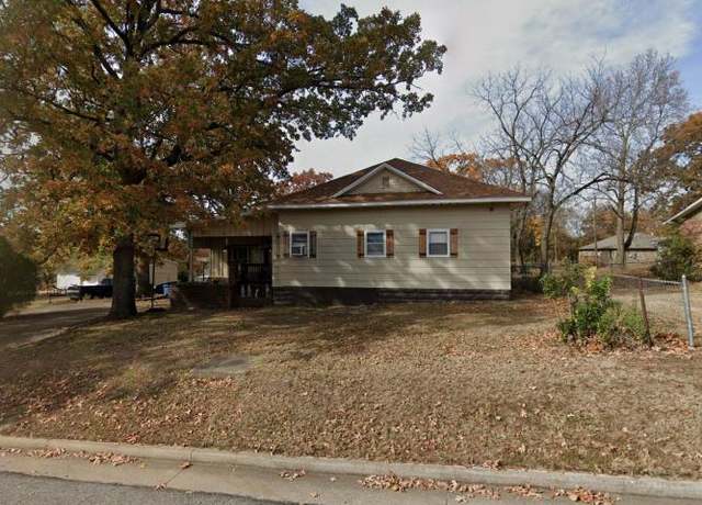Property at 1806 N Park Ave, Joplin, MO 64801, 4 beds, 2 baths