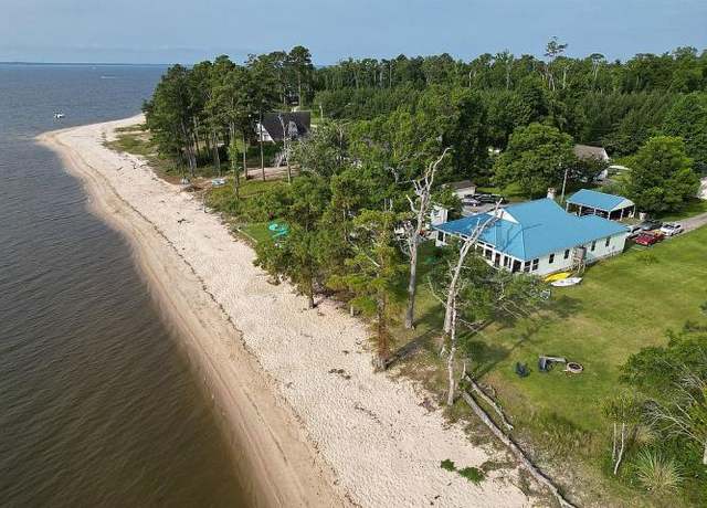 Property at 279 Wiggins Point Rd, Oriental, NC 28571, 4 beds, 3 baths