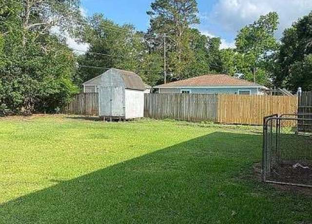 Property at 804 Winding Way St, Lake Jackson, TX 77566, 3 beds, 1.5 baths