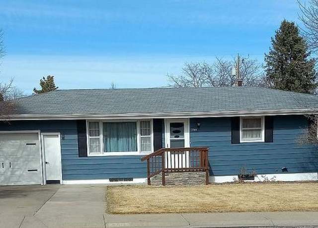 Property at 1700 Aspen St, Gering, NE 69341, 5 beds, 2 baths
