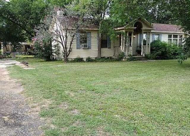 Property at 1830 W Washington St, Paris, TX 75460, 4 beds, 2 baths