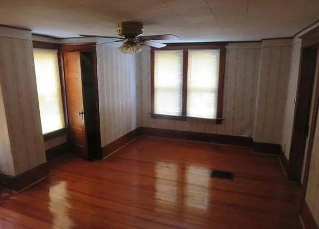Property at 601 S Division St, Audubon, IA 50025, 6 beds, 1.5 baths