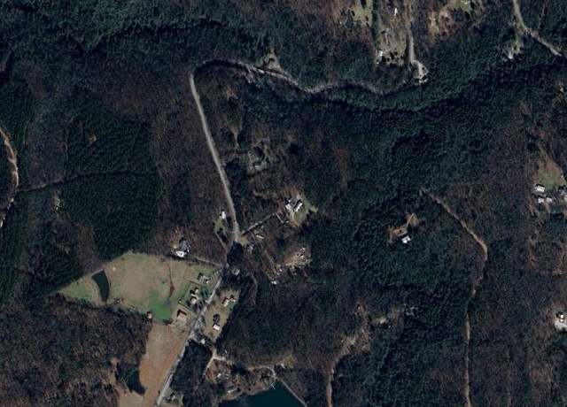 Property at 443 Mohawk Dr, Crossville, TN 38572, 5 beds, 3 baths
