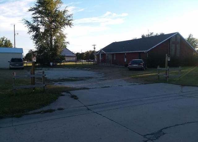 Property at 901 E C St, Hillsboro, KS 67063, 3 beds, 2.5 baths