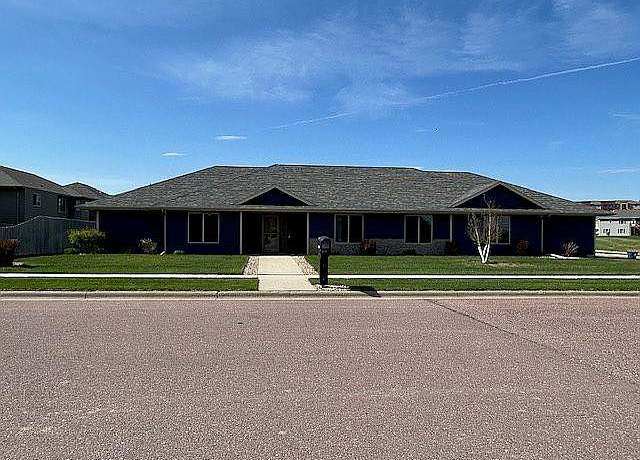 Property at 5800 W Yukon Trl, Sioux Falls, SD 57107, 4 beds, 3 baths