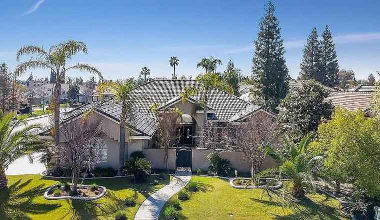 Photo of 10403 Salisbury Dr Bakersfield, CA 93311
