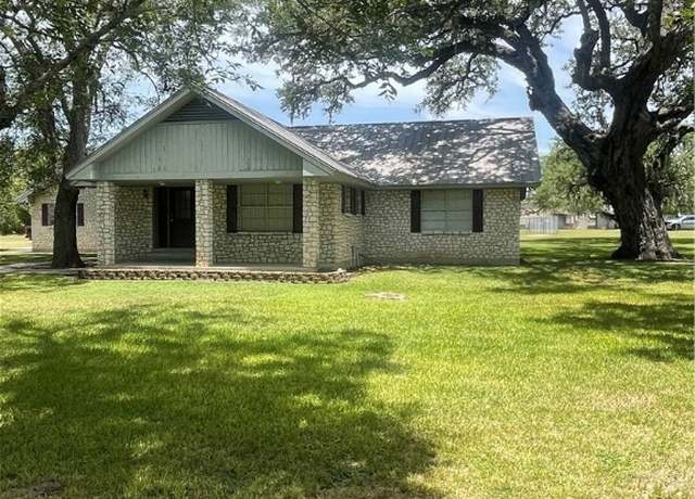 Property at 1402 Moss Ln, Cuero, TX 77954, 3 beds, 2.5 baths