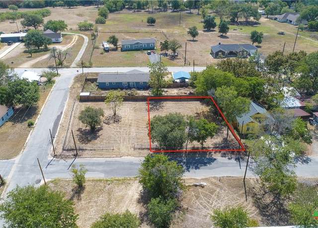 Property at 220 Daisy Ave, Luling, TX 78648