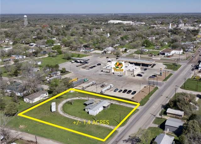 Property at 806 S Esplanade St, Cuero, TX 77954, 2 beds, 2 baths