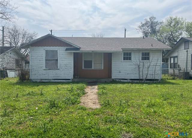 Property at 2003 E Guadalupe St, Victoria, TX 77901, 3 beds, 1 bath