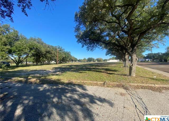 Property at 1902 E North St, Victoria, TX 77901