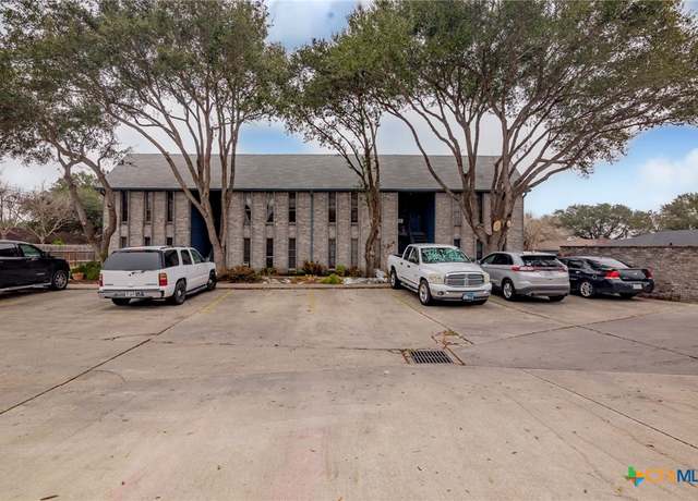 Property at 303 Palmwood Dr, Victoria, TX 77901, 8 beds, 12 baths