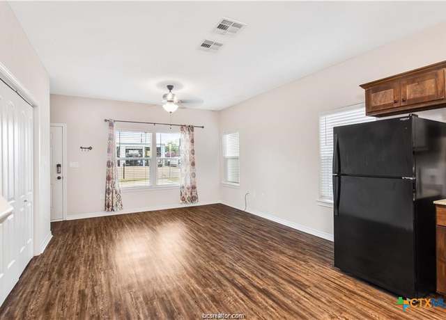 Property at 2108 Cavitt Ave, Bryan, TX 77801, 6 beds, 6 baths