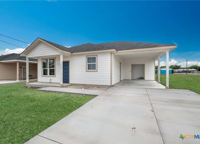 Property at 1055 E Pine St, Seguin, TX 78155, 3 beds, 2 baths