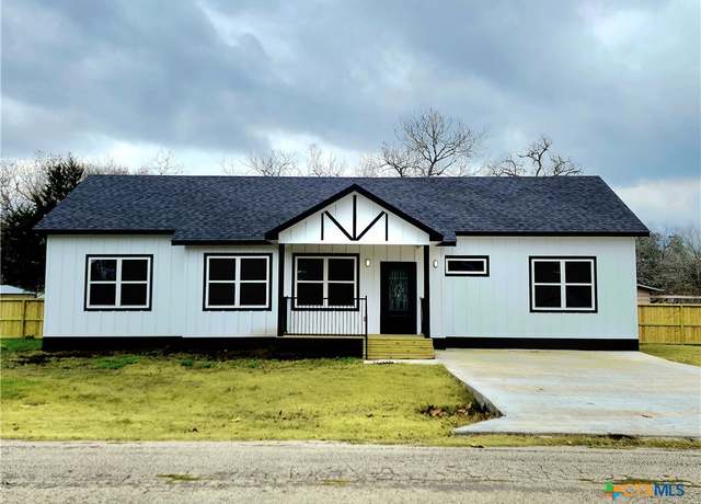 Property at 501 Walnut St, Yoakum, TX 77995, 3 beds, 2 baths