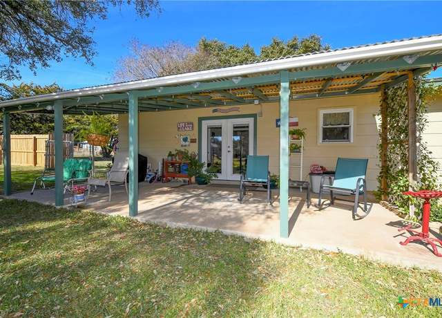 Property at 418 Paradise Dr, Canyon Lake, TX 78133, 2 beds, 1 bath
