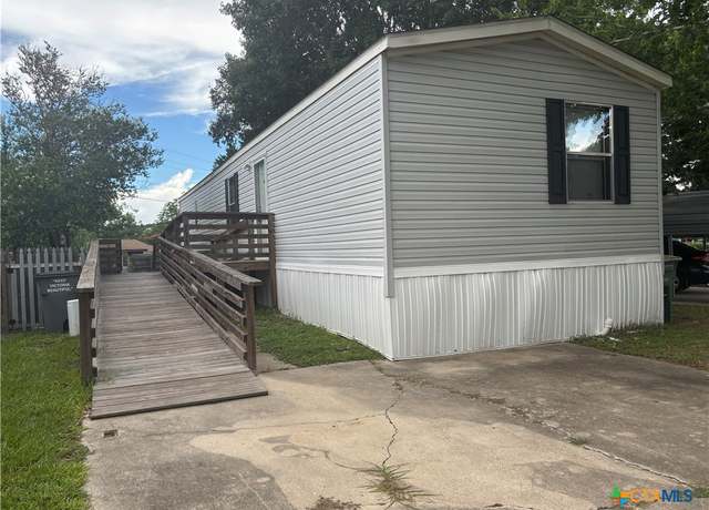Property at 813 Blyth Rd, Victoria, TX 77904, 2 beds, 1 bath