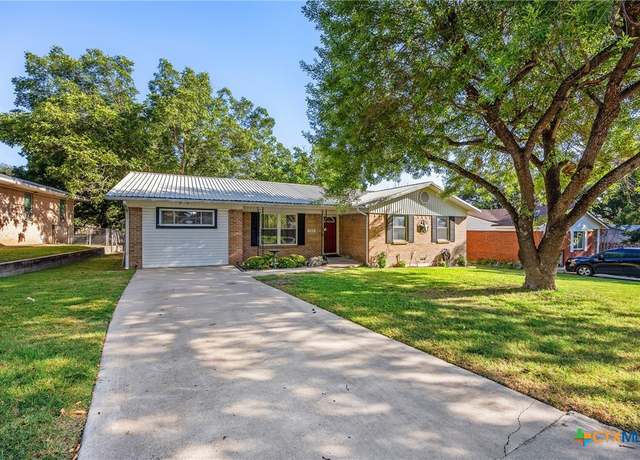 Property at 1315 W Avenue B, Lampasas, TX 76550, 4 beds, 2 baths