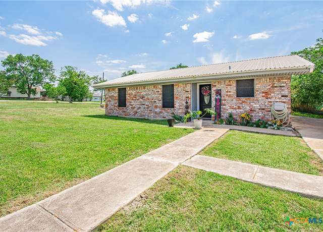 Property at 209 W Prairie Ave, Rogers, TX 76569, 3 beds, 1 bath