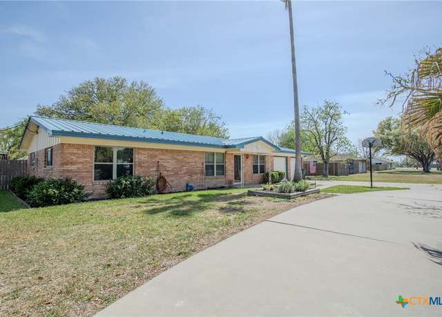 Property at 905 Edinburgh St, Victoria, TX 77904, 3 beds, 2 baths