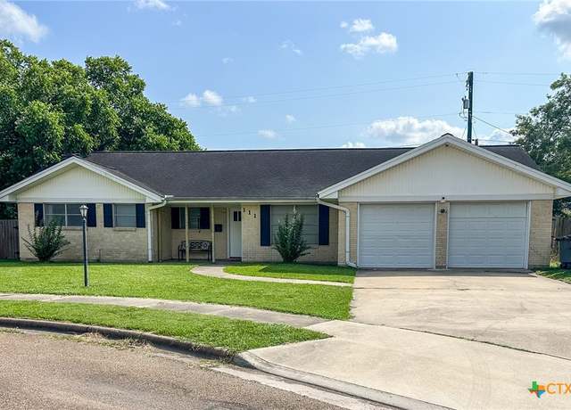 Property at 111 Kenilworth Glen St, Victoria, TX 77904, 3 beds, 2 baths