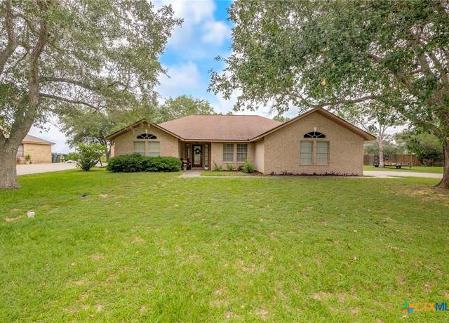 Property at 4 Longview Dr, Victoria, TX 77904, 3 beds, 2 baths