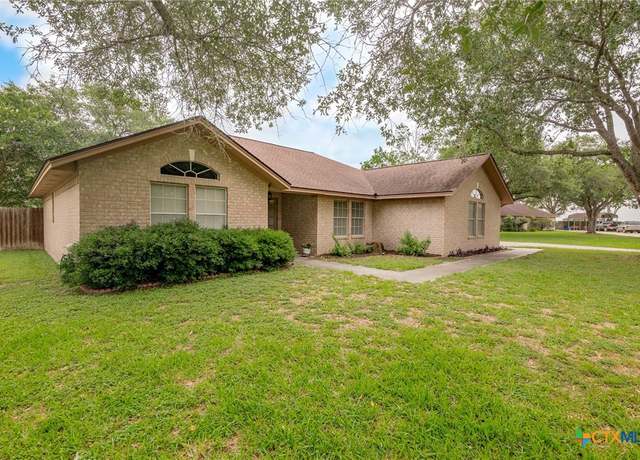 Property at 4 Longview Dr, Victoria, TX 77904, 3 beds, 2 baths