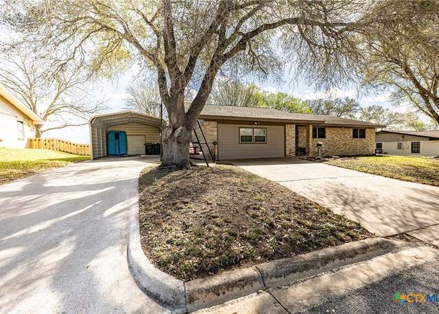 Property at 911 S Peck St, Shiner, TX 77984, 3 beds, 2 baths