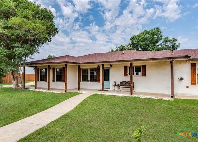 Property at 8330 Boenig Rd, Seguin, TX 78155, 4 beds, 3 baths