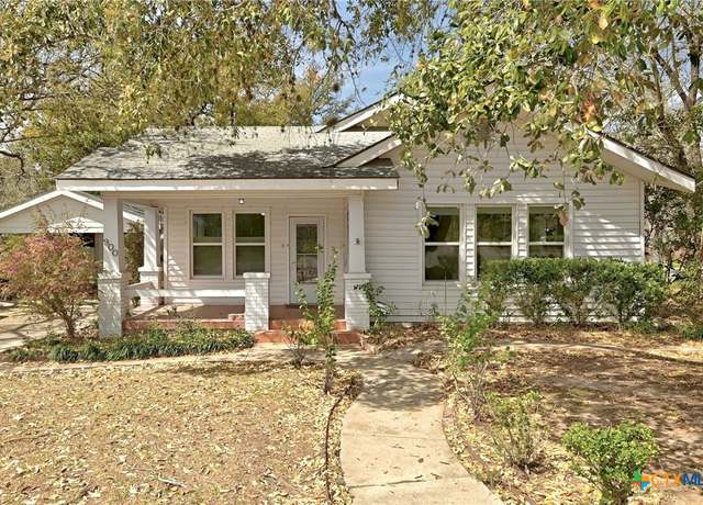 Property at 900 S Pecan Ave, Luling, TX 78648, 3 beds, 3 baths
