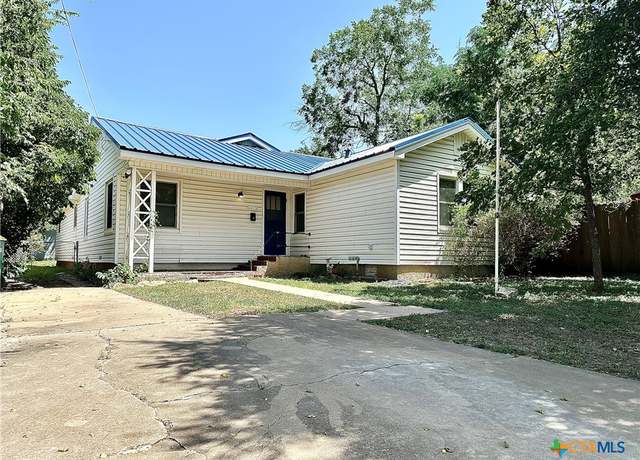 Property at 1907 Bridge St, Gatesville, TX 76528, 4 beds, 2 baths