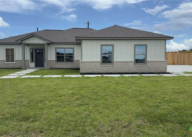 Property at 405 Turkey Ln, Victoria, TX 77905, 4 beds, 2 baths